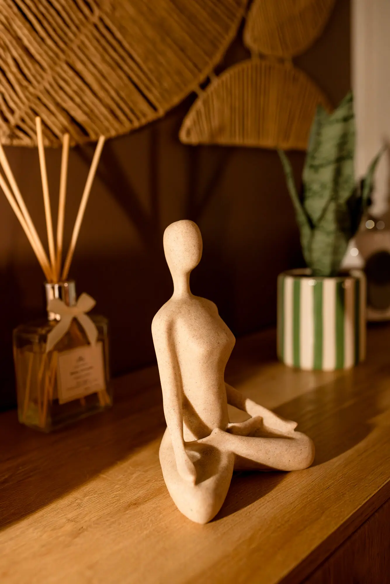 Statuette humaine en bois et décoration naturelle zen dans l'espace bien-être de La Bulle du Bien-Naître, Bois-Guillaume près de Rouen