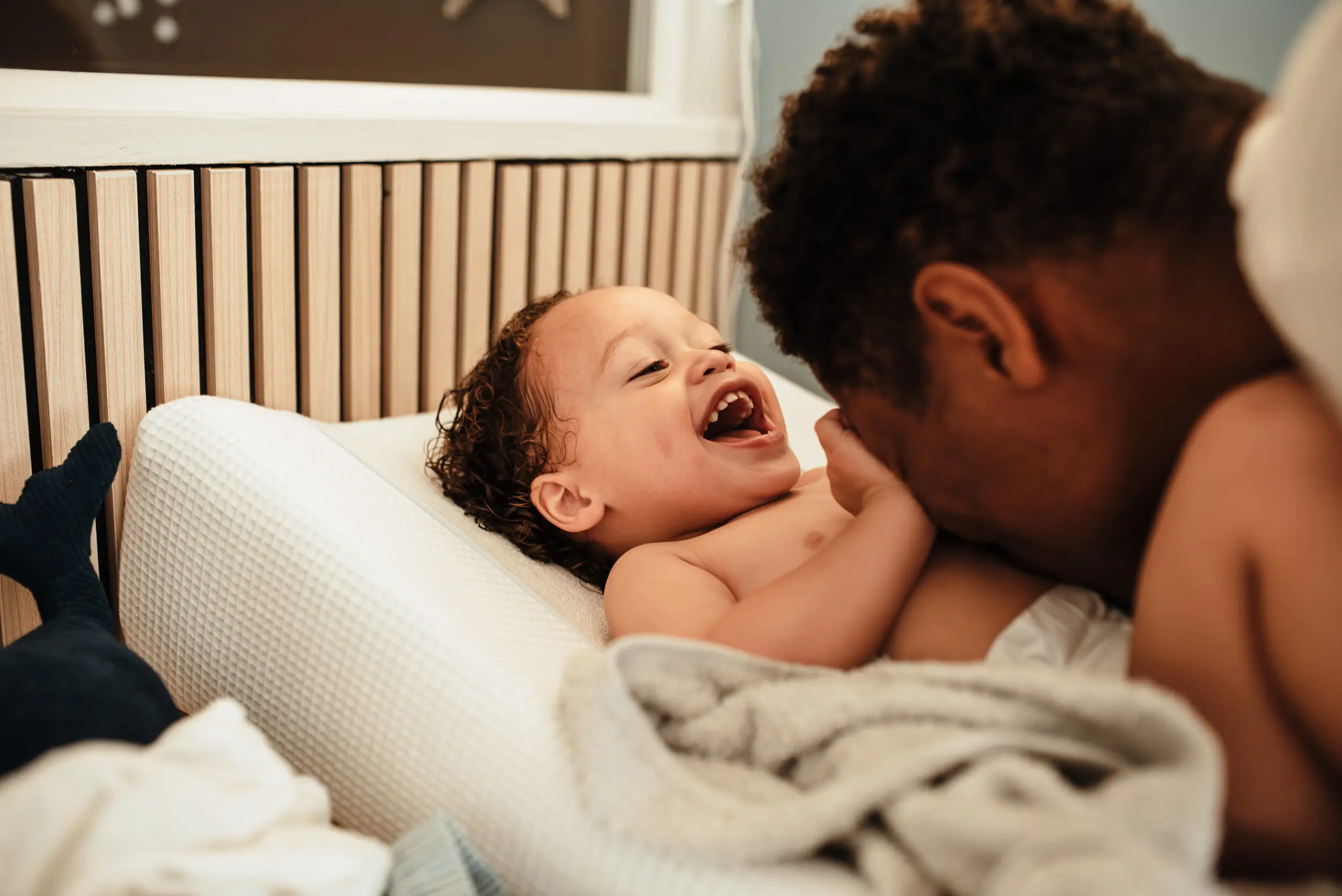 Bébé souriant en peau à peau avec son parent après un soin à La Bulle du Bien-Naître à Bois-Guillaume