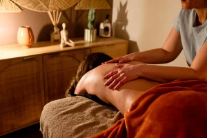 Séance de massage bien-être dans un espace cocooning à La Bulle du Bien-Naître, centre périnatal à Bois-Guillaume
